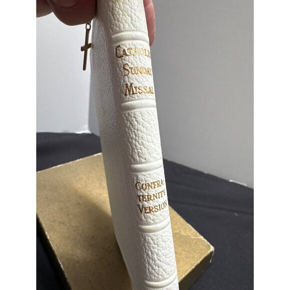 Vintage 1956 Catholic Sunday Missal With Gold Cross & Zipper Closure - Picture 8 of 14
